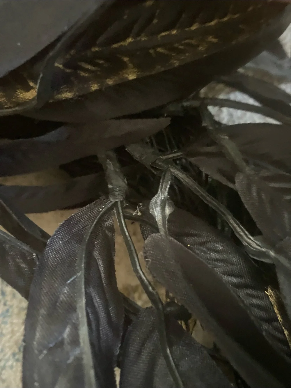 NWT BLACK AND GOLD RAVEN FEATHER HALLOWEEN WREATH